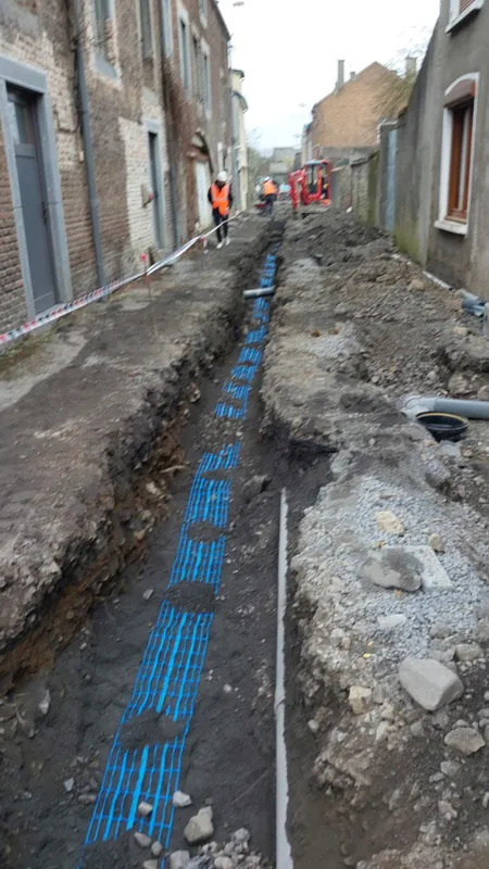 Eiffage réalise le renouvellement des conduites d'eau potable et d'assainissement dans la ruelle Joly à Givet, 2025.