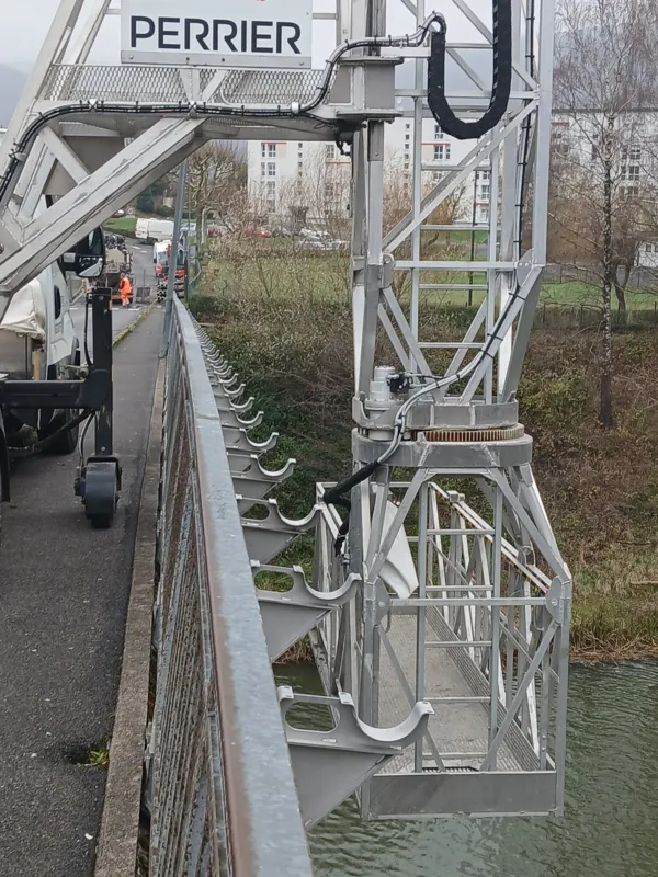 Pose d'une conduite d'eau potable et une d'assainissement sur le pont d'Orzy, décembre 2025.