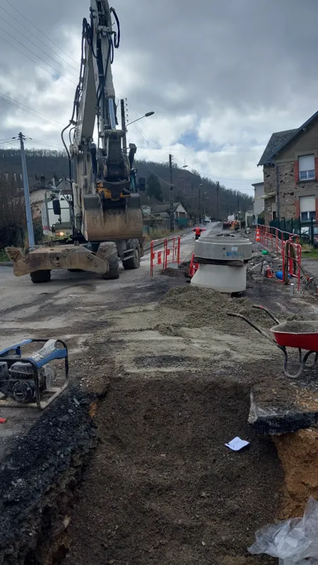 Eiffage pose une conduite d'assainissement à Revin dans la rue Auriol, 2025.
